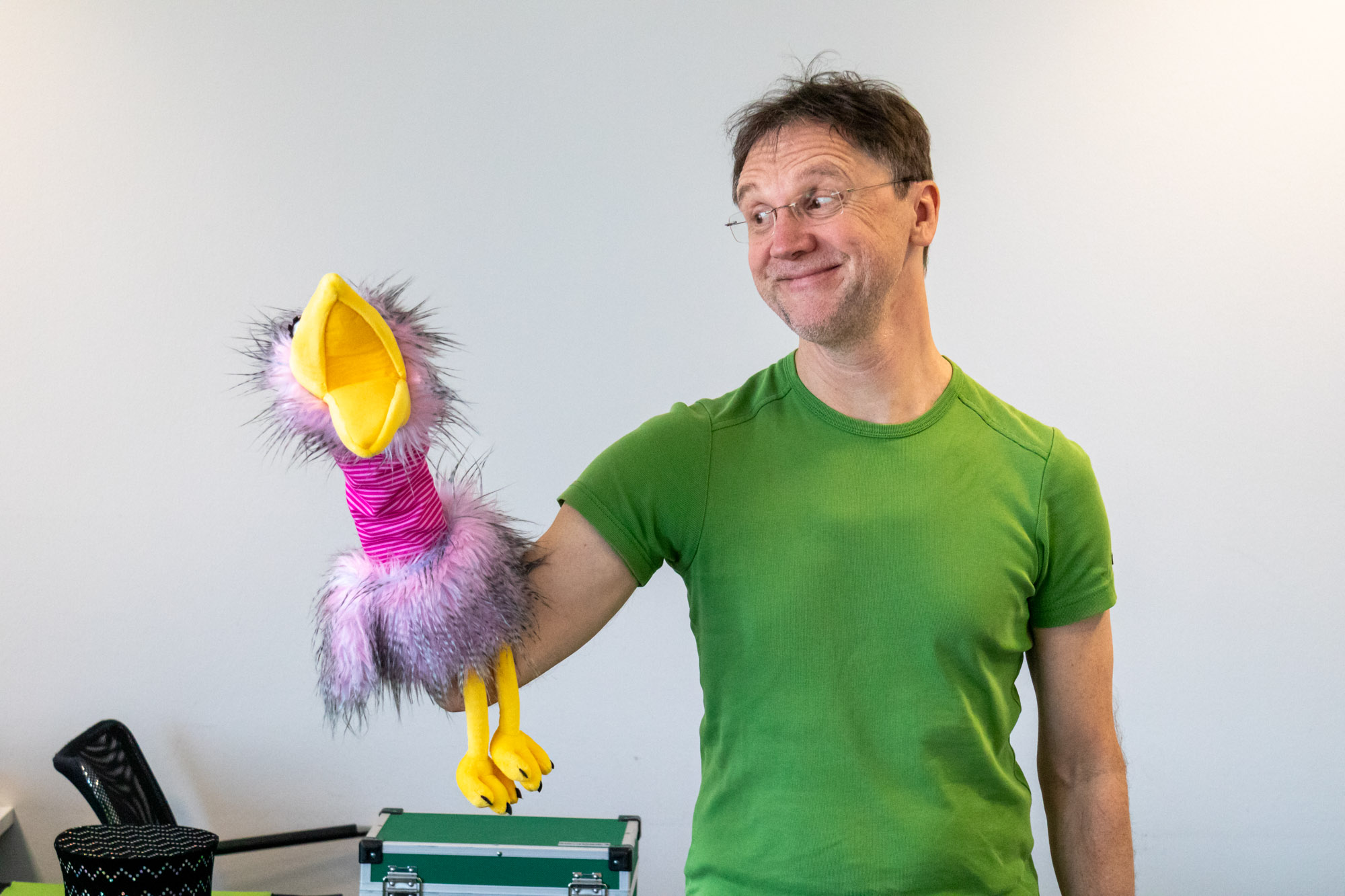 Referent Martin Kroll mit Handpuppe